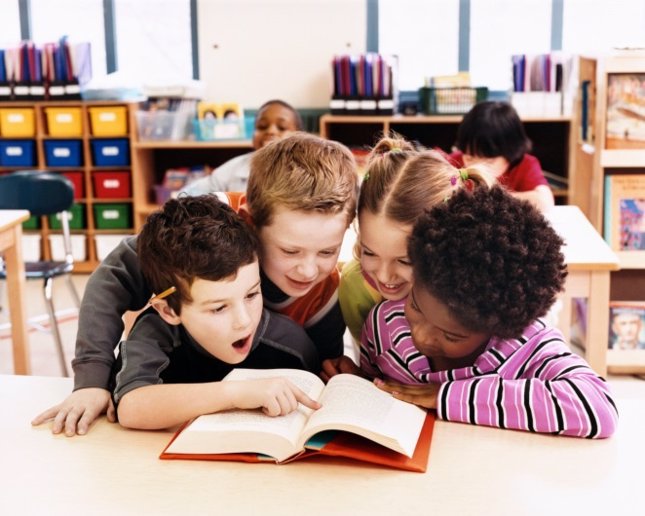 Niños leyendo