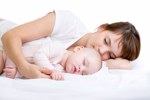 Ventajas del colecho con el bebé e inconvenientes