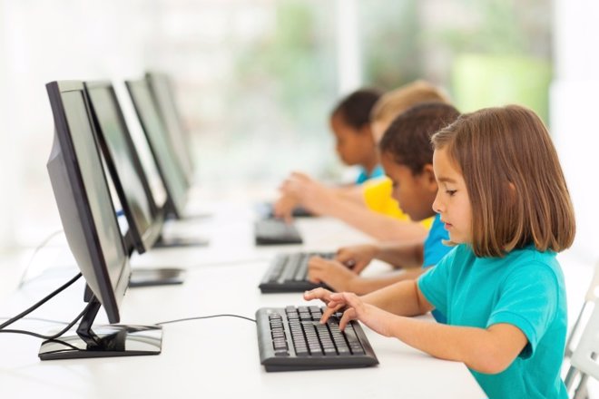 Nuevas tecnologías en el colegio, ordenador en el aula, en clase