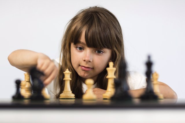Ajedrez, niña jugando ajedrez, juegos de mesa inteligencia