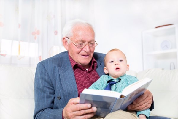 Abuelo leyendo a sus nieto