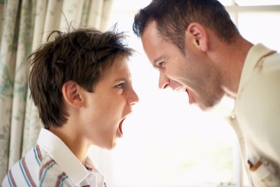Hijo y padre gritando