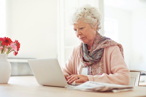 Mujer mayor usando un ordenador