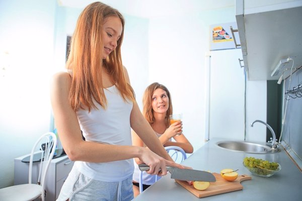 Mujeres jóvenes en la cocina