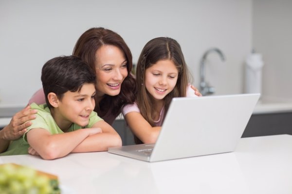 Madre e hijos usando un ordenador
