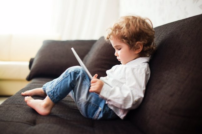 Niño con tablet, ordenador, app, web