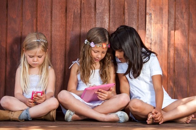 Tres niñas con tablet y smartphone