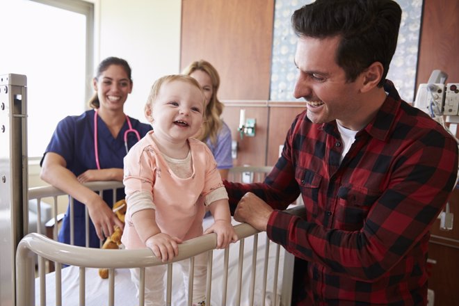 La presencia paterna en el hospital tiene múltiples beneficios