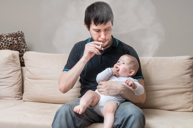 Padre fumador con bebé