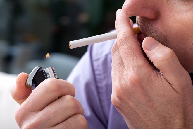 Crecer junto a fumadores hace más probable la adicción