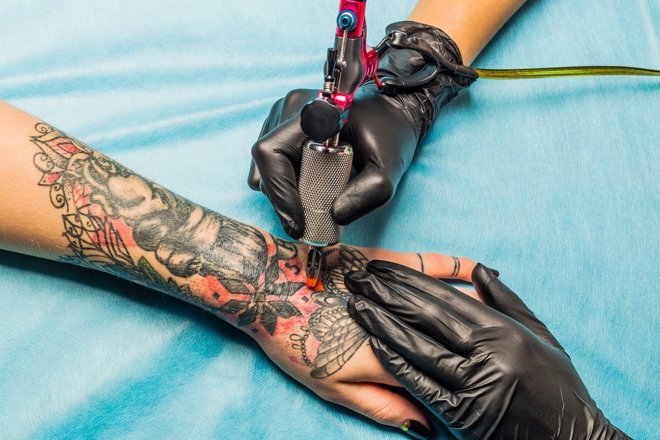 La tinta de los tatuajes podría ser muy perjudicial para la salud