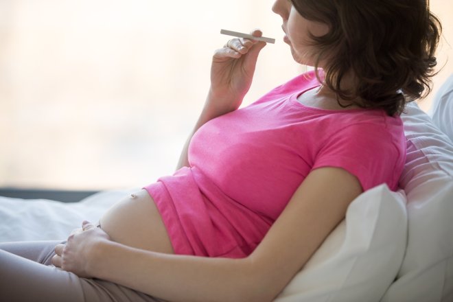 Muchas mujeres fumadoras continúan con el tabaco en el embarazo