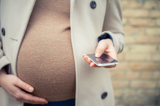 El uso excesivo del móvil en el embarazo puede tener graces consecuencias