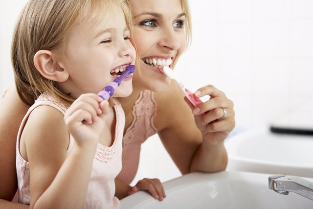 Cómo enseñar a los niños a limpiarse los dientes
