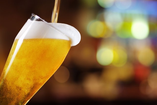 Distintas asociaciones piden una subida del precio del alcohol.