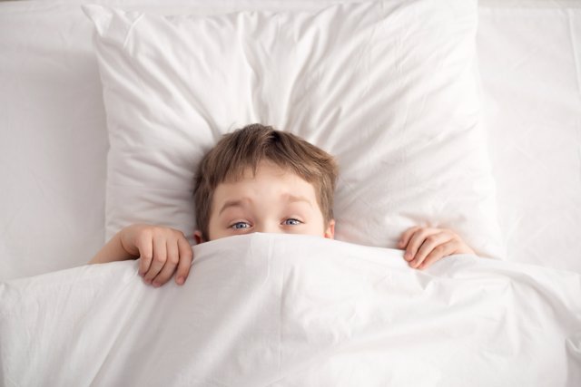 Mandar al niño a la cama en verano puede ser una misión impoisble.