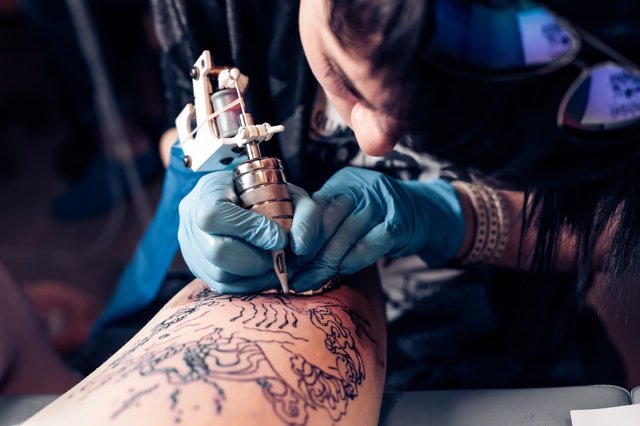 Un nuevo estudio alerta sobre los componentes de la tinta de los tatuajes.