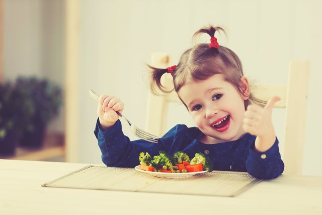 Cómo enseñar a los niños a comer bien.