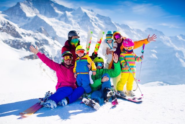 Esquiar en familia, te organizamos el viaje
