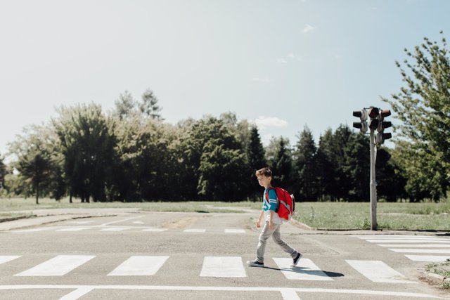 Hasta los 14 años los menores no deberían cruzar solos la calle.