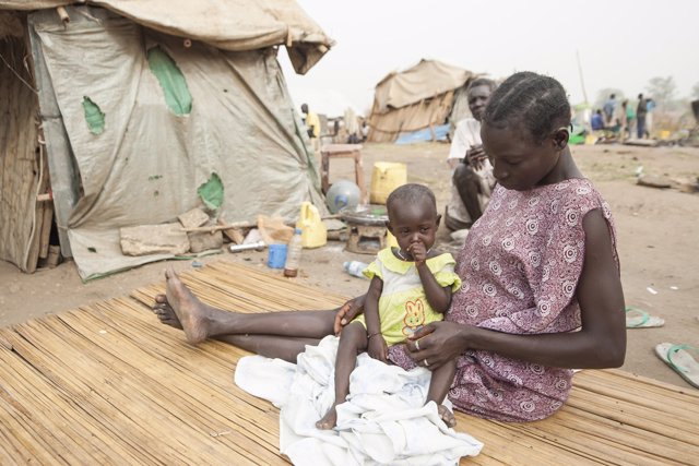 Una mujer y su hija en un campo de refugiados en Sudán del Sur