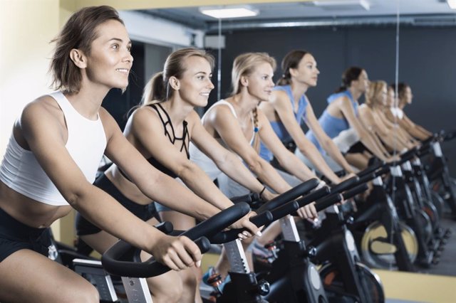 Si eres nuevo en el gimnasio, cuida tu postura al hacer ejercicio para no dañar tu espalda